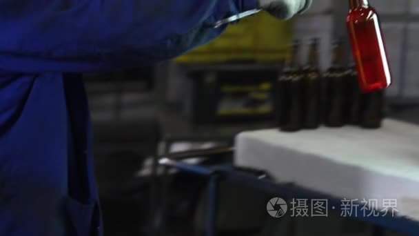 生产玻璃瓶的工厂车间视频