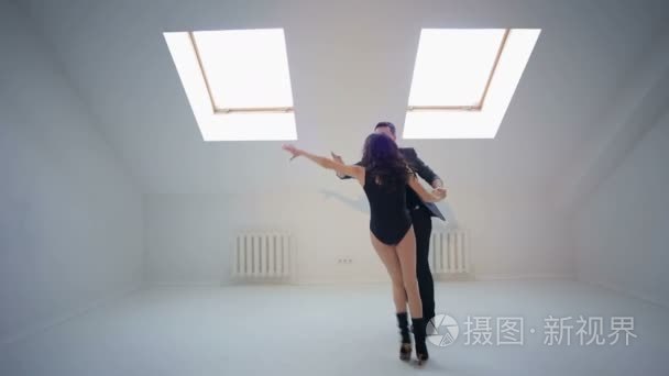 年轻夫妇跳舞的萨尔萨舞在舞厅视频