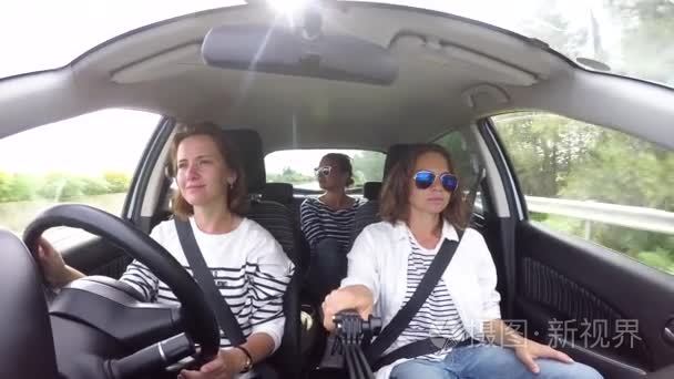三名年轻女性游客乘坐汽车