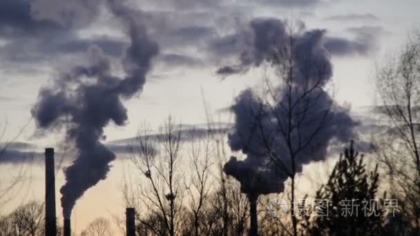本厂为加工铁水和钢  烟烟囱黑 timelapse  烟雾在城市俄斯特拉发  粉尘在空气中  危害人类健康灾难的严重情况  快速