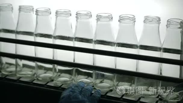 大工厂清洁牛奶瓶输送机视频