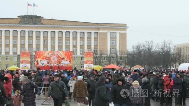 人走在广场上忏悔节狂欢节期间