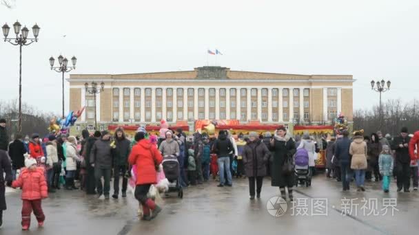 人走在广场上忏悔节狂欢节期间视频