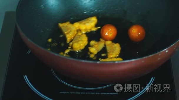 厨师烹饪蔬菜中泛视频