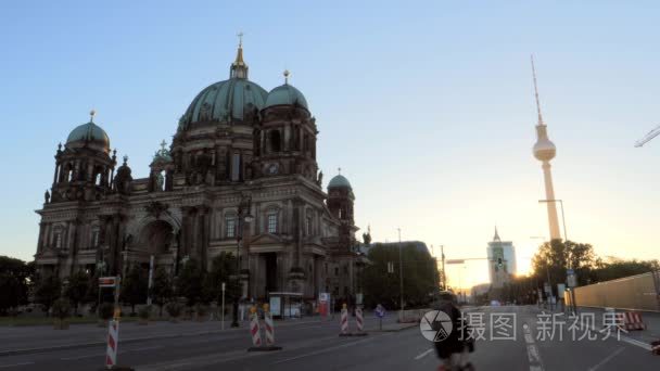 柏林大教堂在日出与骑车路过视频