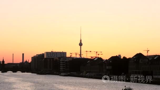 日落时的柏林天际线轮廓视频