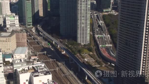 东京的建筑看铁轨和繁忙的公路视频