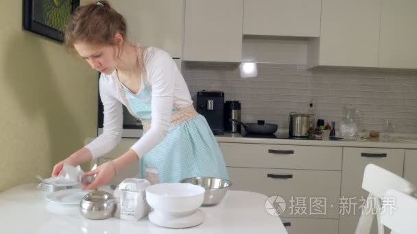 在她的厨房里烘烤的可爱女人视频
