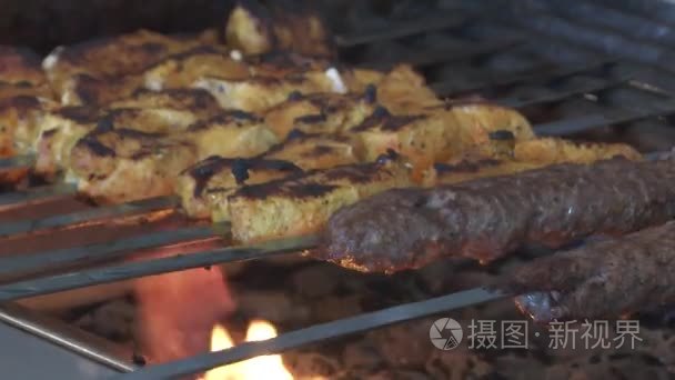 烤肉串在烧烤火上烹饪视频