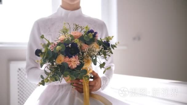 美丽的新娘手捧鲜花视频