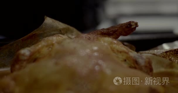 家用烤鸡肉火鸡刚出烤箱视频