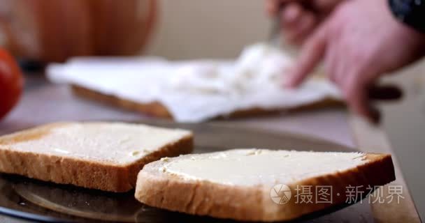 一个男人把煮鸡蛋放在脆面包上视频