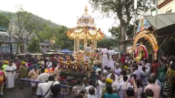 印度教信徒聚集在一起欢迎 Murugan 勋爵