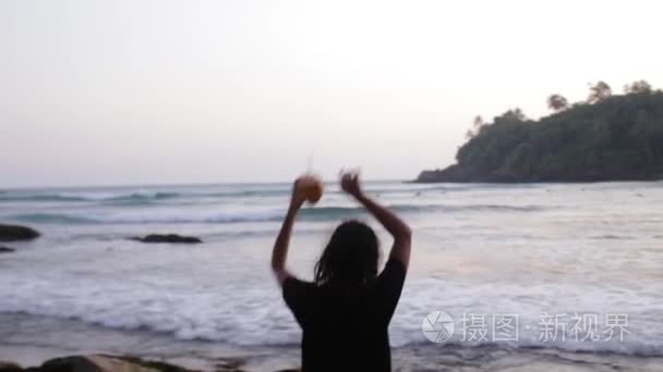 女孩在海边跳舞视频