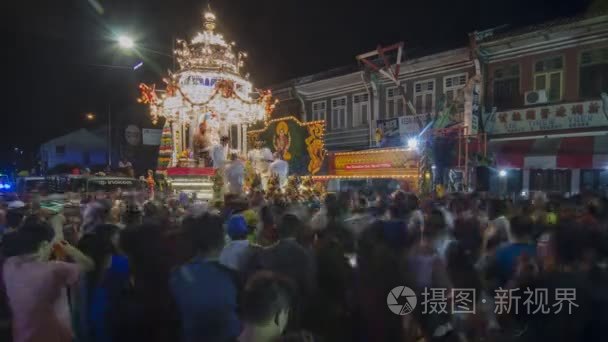 银色战车运载主 Murugan 在游行