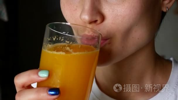 健康的妇女喝橙汁和微笑视频