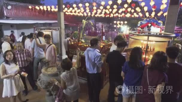 公众参观中国寺庙在雨夜视频