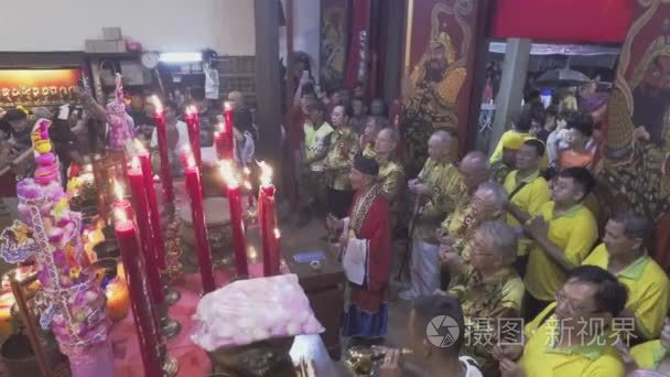 吟唱经文  在庙里祈祷