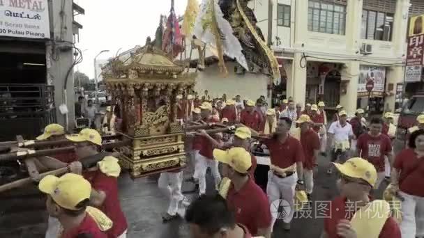 高角度奉献者穿红衬衣在中国神的行列中