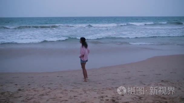 在大海边沙滩上的女孩视频