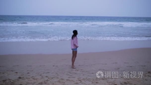 在大海边沙滩上的女孩视频