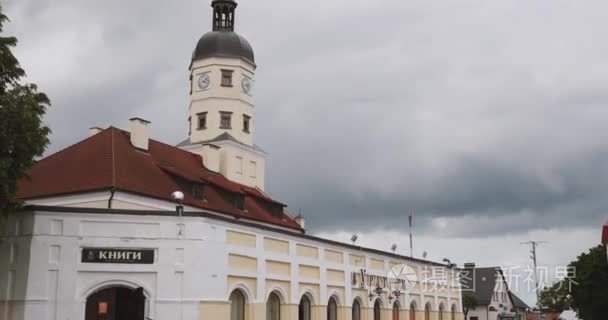 Nesvizh  白俄罗斯。广场和市政厅在夏季的一天。Nyasvizh 著名地标。第十六世纪的建筑学。缩放  缩小