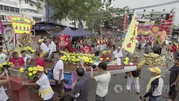 在龙舟前表演舞狮和舞龙视频