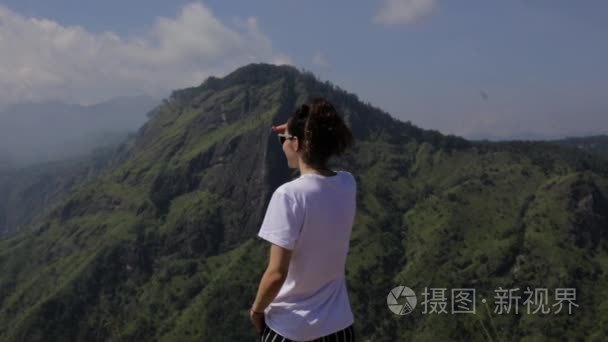 女孩从山顶看山谷