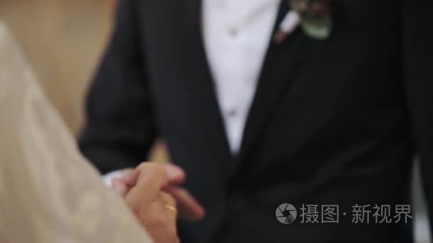 新娘和新郎的特写交换结婚戒指视频