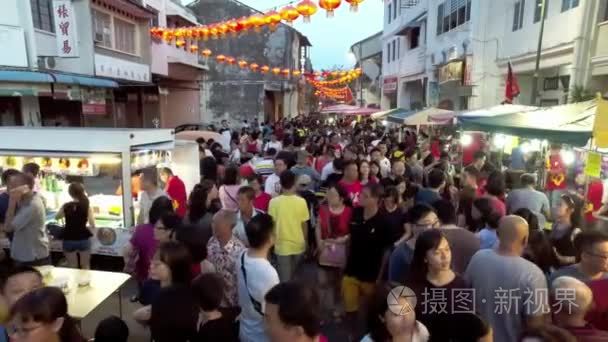 春节庆典期间人们在街上买食物视频