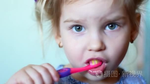 小女孩努力刷牙