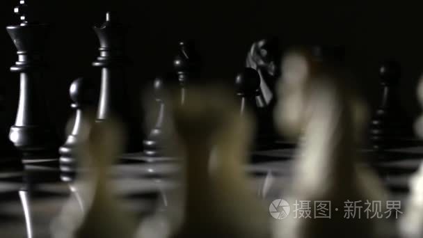 在大理石棋盘上的象棋棋子后面的慢速跟踪镜头