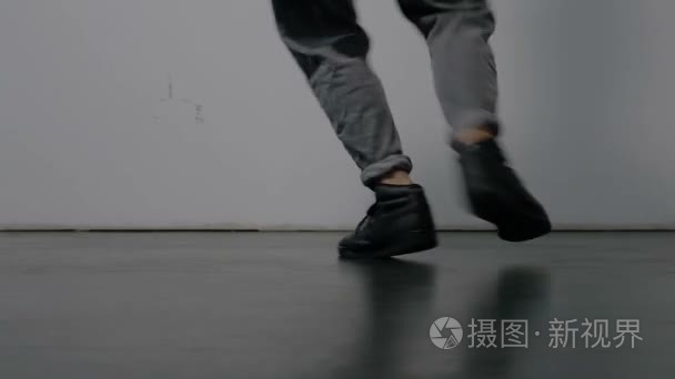 街头舞者的鞋在发挥视频