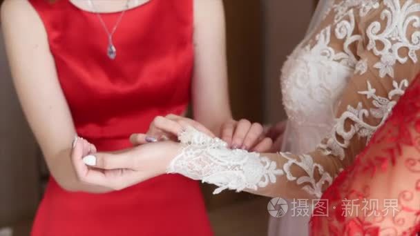 伴娘帮助新娘穿的衣服视频