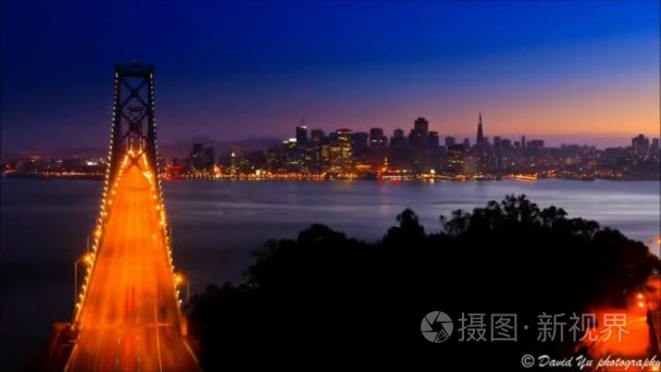 在夜间的桥梁。街道是点亮的灯火。城市的美丽夜景