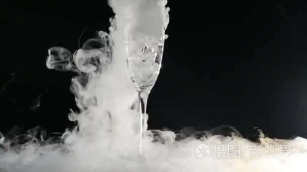 浓蒸汽水中沸腾的干冰