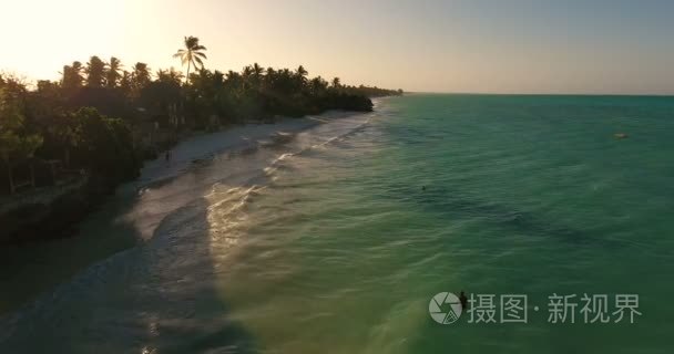 飞越异国风情的海岸线视频