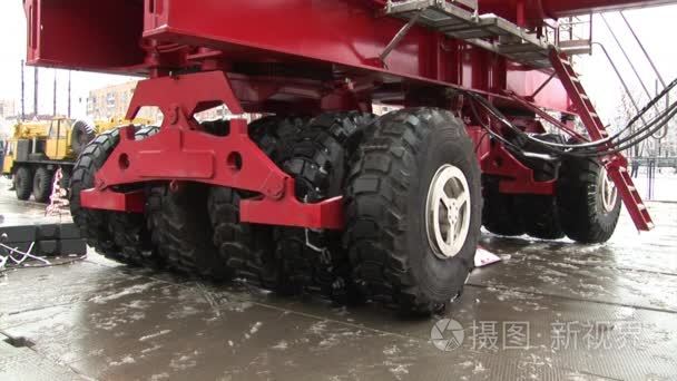 巨型起重机在冬季运动中的车轮视频