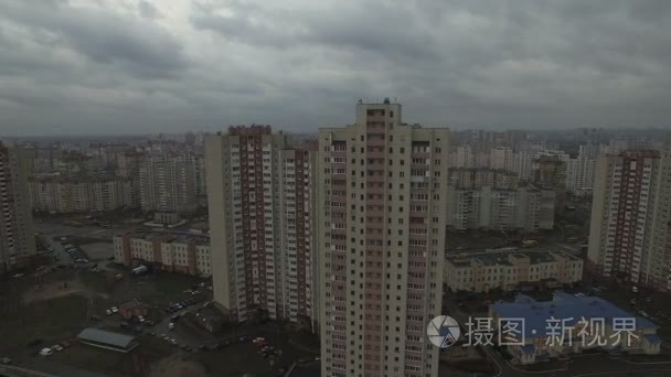 具有相同房屋的灰色反乌托邦城市地区的空中镜头