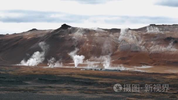 地平线上山脉的间歇泉场景观视频