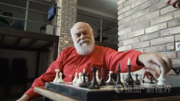 老人和孙女下棋
