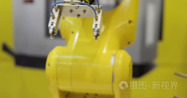 工业机器人手臂在工厂中的活跃视频