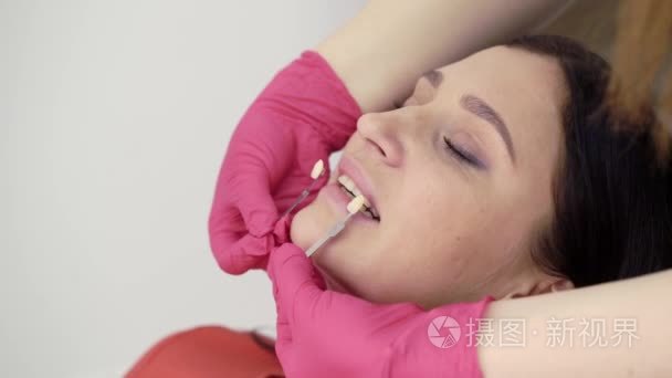 女性患者美白前检查牙齿颜色视频