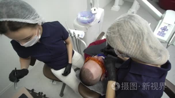 牙医美白牙病人