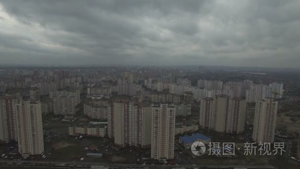 具有相同房屋的灰色反乌托邦城市地区的空中无人机镜头