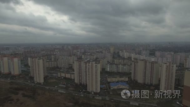 具有相同房屋的灰色反乌托邦城市地区的空中无人机镜头