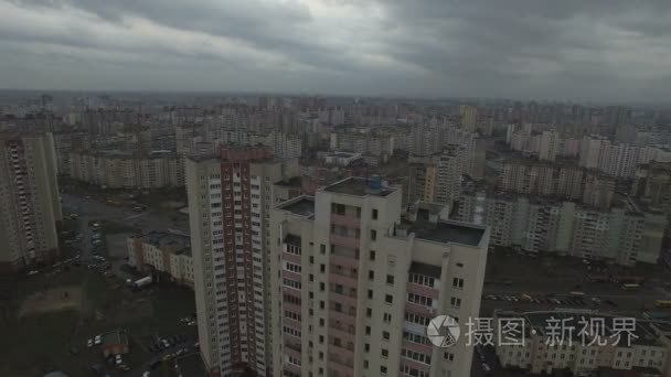 具有相同房屋的灰色反乌托邦城市地区的空中无人机镜头