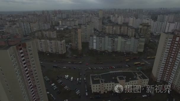 具有相同房屋的灰色反乌托邦城市地区的空中无人机镜头