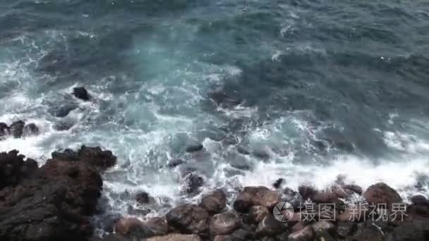 海浪在加拉帕戈斯群岛沿岸视频