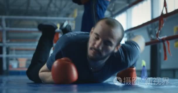 无意识的拳击手躺在拳击手套上视频